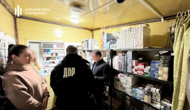 ДБР викрило масштабну схему продажу нелегальних цигарок за участі податківців  (9)