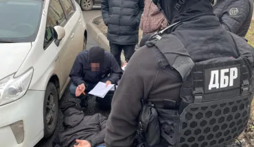 ДБР повідомило про підозру поліцейському, який вимагав гроші у власниці аптеки на Київщині (1)