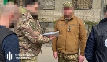 ДБР викрило у Львові керівництво військової частини, яке за винагороду дозволяло солдатам замість служби працювати на приватних СТО (6)