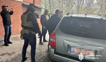 ДБР затримало військовослужбовця на продажі автомобіля, який волонтери привезли для ЗСУ (4)