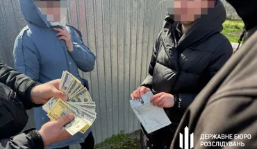 ДБР викрило посадовицю правоохоронного органу, яка за хабарі випускала ухилянтів за кордон (1)