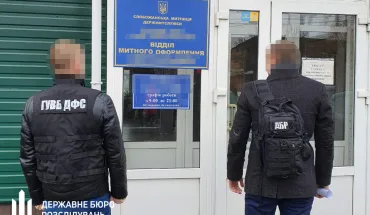 Понад 130 000 гривень збитків — інспектору митного посту повідомлено про підозру у зловживанні службовим становищем