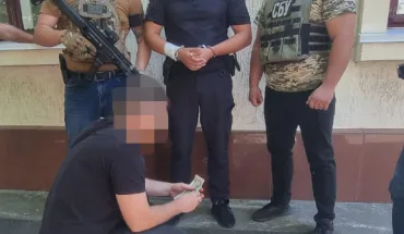 ДБР затримало батька та сина - правоохоронців, які за гроші «звільняли» чоловіків від служби в армії (2)