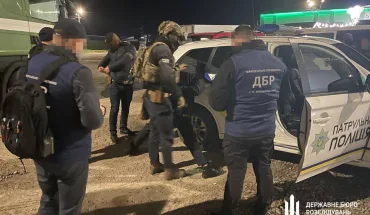 ДБР затримало патрульного на Буковині, який збирав із підприємця «данину» за перевезення гравію (2)