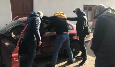 Вимагання систематичних хабарів від підприємця – ДБР затримало двох поліцейських на Сумщині