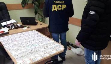 Посадовцю Управління Держагентства Рівненщини та посереднику повідомлено про підозру за одержання неправомірної вигоди