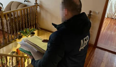 ДБР повідомило про підозру посадовиці природного парку на Закарпатті, яка дозволила незаконні рубки та втікала від правоохоронців (6)