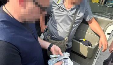 На Львівщині ДБР викрило правоохоронця з подільником, які планували переправляти чоловіків через кордон під виглядом водіїв автобусів (2)
