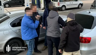 На Київщині ДБР затримало правоохоронця на отриманні хабаря в 15 тис. доларів за «відмазування» від проходження служби (3)