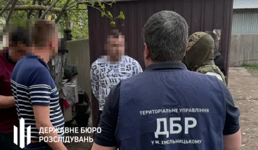 ДБР затримало правоохоронця з Буковини, який разом зі спільником переправляв ухилянтів до Румунії (5)