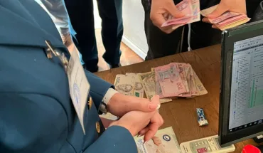 ДБР повідомило про підозру двом посадовцям, які пропустили без сплати мита 40 вантажівок з побутовою технік (3)
