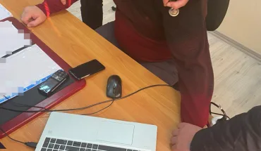 Систематичні хабарі від перевізників на суму понад 200 тисяч гривень – ДБР затримало посадовця Укртрансбезпеки (ВІДЕО)