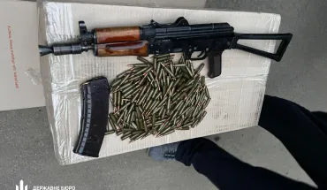 На Дніпропетровщині судитимуть поліцейського, який незаконно зберігав автомат Калашникова та кілька сотень набоїв до нього