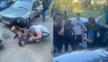 На Дніпропетровщині ДБР затримало поліцейського, який незаконно зберігав автомат Калашникова