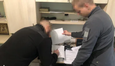 У Херсоні ДБР викрило правоохоронця, який за хабарі допомагав отримувати водійські права (2)