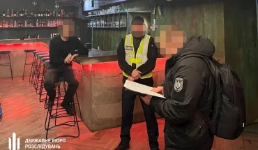 У Києві ДБР викрило правоохоронців, які намагались перепродати квартиру померлої людини за 45 тисяч доларів (2)