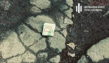 У Кривому Розі затримано поліцейського під час одержання 5000 доларів США неправомірної вигоди