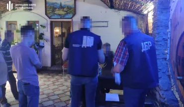 ДБР затримало заступника військового комісара, який брав гроші за звільнення від армії
