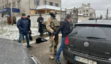 На Рівненщині ДБР затримало правоохоронця, який пропонував чоловіку відкупитися від справи щодо вирощування конопель та обіцяв звинуватити іншого (2)