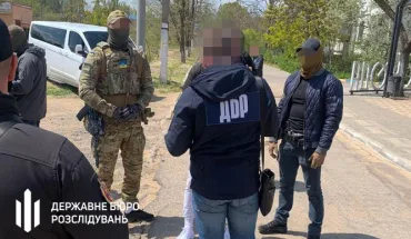 ДБР викрило правоохоронців, які за підробленими документами переправляли ухилянтів  через кордон (1)