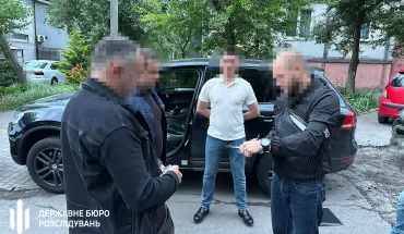 У Рівному ДБР затримало адвоката, який вирішив нажитися на так званих «антивакцинаторах» (3)