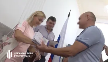 ДБР повідомило про підозру зраднику, який роздає російські паспорти мешканцям Бердянська та агітує їх отримувати (4)