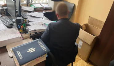 ДБР викрило фіскала, який за 50 тис. доларів обіцяв підприємцю допомогти закрити кримінальну справу