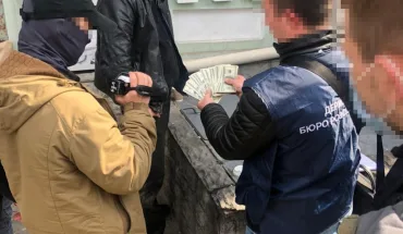Вимагання 2 000 доларів - ДБР затримало "на гарячому" посадовця кримінальної поліції Києва
