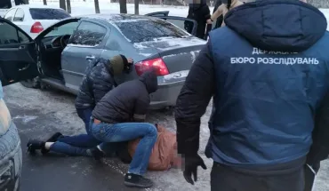 10 000 доларів за уникнення відповідальності за умисне нанесення тілесних ушкоджень - ДБР затримало старшого оперуповноваженого поліції