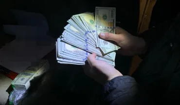 Збут 50 000 фальшивих доларів – ДБР затримало двох осіб (ВІДЕО)