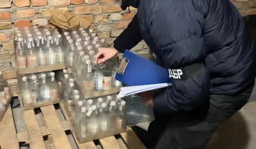 На Рівненщині ДБР припинило діяльність підпільного виробництва фальсифікованого алкоголю у промислових масштабах (1)