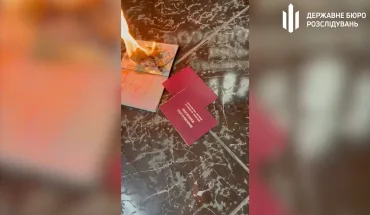 Відставний російський льотчик засудив путіна та на знак протесту знищив свій паспорт РФ (ВІДЕО)