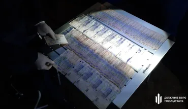 "Закрити очі" на порушення за 50 000 гривень - ДБР затримало "на гарячому" працівника поліції