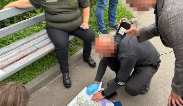 У Рівному затримано жінку, яка намагалася підкупити слідчого ДБР (1)