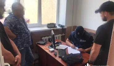 ДБР викрило злочинну групу, яка переправляла до України іноземців за підробленими паспортами