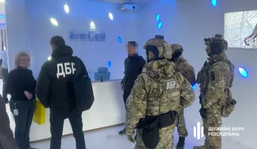 ДБР спільно з СБУ проводять обшуки у компаніях, які контролюються підозрюваним у державній зраді Володимиром Сівковичем