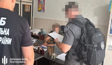 У Дніпрі ДБР затримало колишнього посадовця відомчої лікарні, який взяв гроші за допомогу в комісуванні пораненого бійця (2)