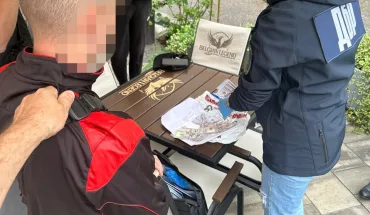 ДБР затримало сина посадовця Вінницького комісаріату, який вимагав 20 тисяч доларів США за оформлення виїзду за кордон (1)