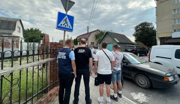 ДБР викрило правоохоронця з Хмельниччини, який обіцяв військовозобов'язаному за 2,5 тис. доларів «вирішити питання» з мобілізацією (ВІДЕО)