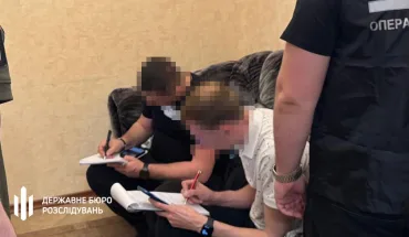 ДБР викрило правоохоронця, який за 15 тис. доларів США переправив військовозобов’язаного до Польщі
