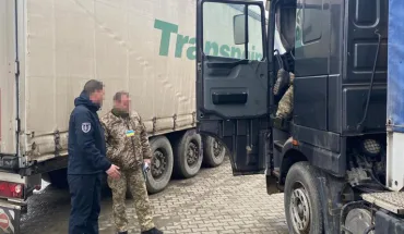 ДБР виявило на Одеській митниці російську та білоруську вантажівки з сільськогосподарською техніко (1)