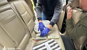 ДБР викрило заступника голови ФПУ, який намагався дати хабар колегії суддів у 150 тис. доларів США