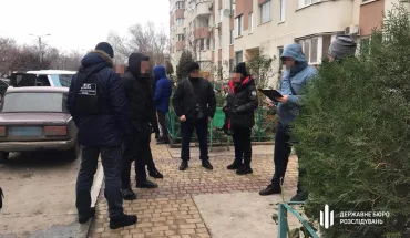 Працівник поліції постане перед судом за спробу пограбувати жінку