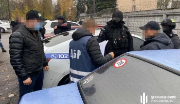 ДБР викрило 11 криворізьких поліцейських, які щомісячно збирали «данину» з місцевих автоперевізників (ВІДЕО)