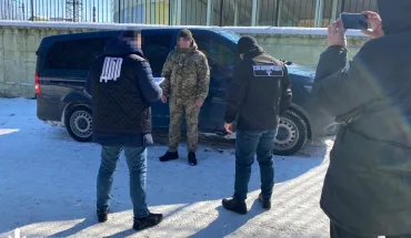 Переміщення спортивного харчування та анаболічних препаратів поза митним контролем – ДБР викрило двох прикордонників Буковини (ВІДЕО)