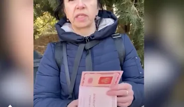 Під час співбесіди з працівником ДБР у пункті пропуску громадянка Росії знищила свій паспорт на знак протесту проти Російської агресії (ВІДЕО)