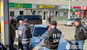 Примушували наркозалежного виготовляти наркотики – ДБР затримало двох поліцейських на Дніпропетровщині