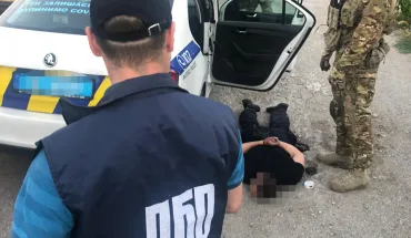 ДБР та СБУ затримали чотирьох правоохоронців, які займались незаконним обігом наркотиків та одержанням хабарів від наркоторгівців