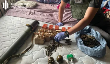 ДБР повідомило про підозру експравоохоронцю, який ховав в Торецьку зброю для диверсійних груп окупантів