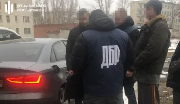 ДБР затримало поліцейського з посібником, які збували психотропні речовини на Луганщині